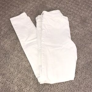 White American Eagle skinny jeans